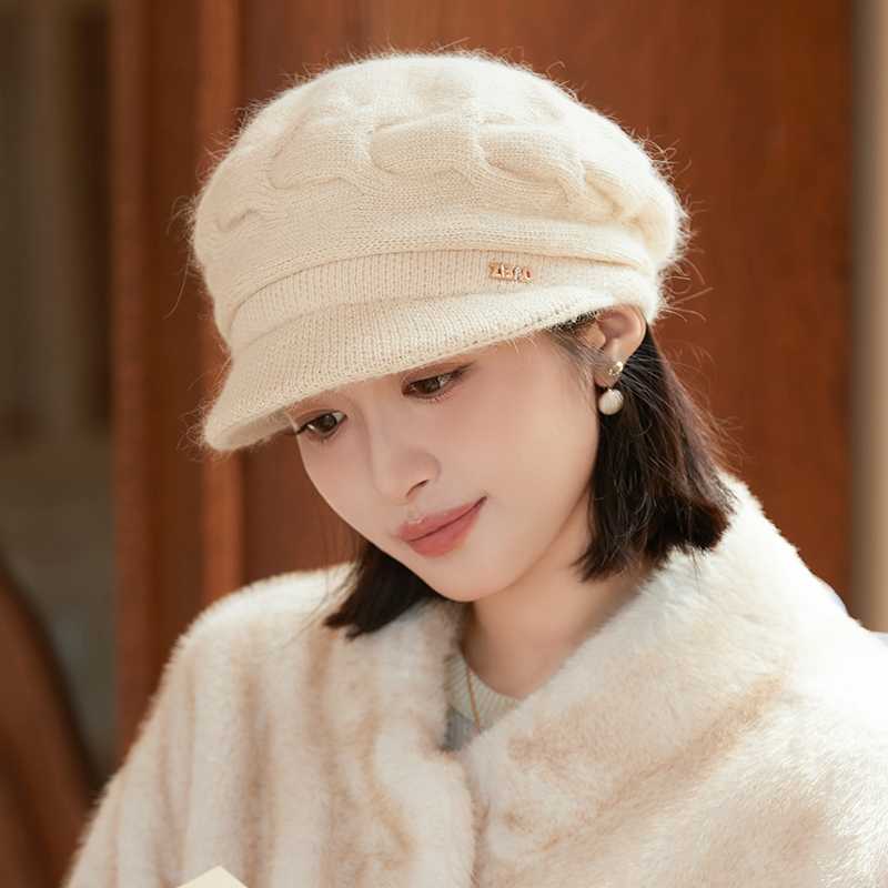 上品な女性のやわらかニットベレー帽