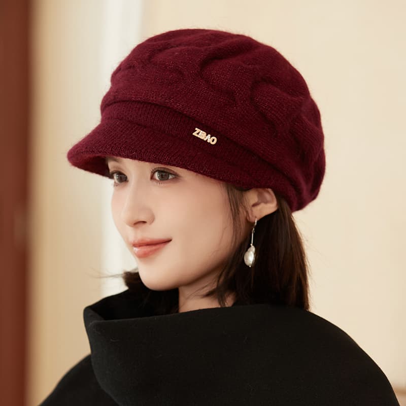 上品な女性のやわらかニットベレー帽